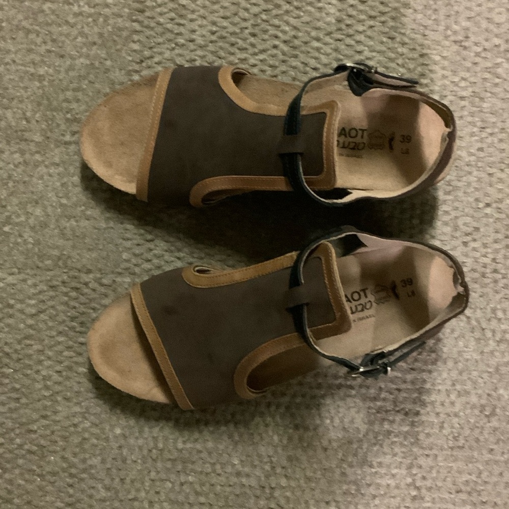 Naot Women's Fiona Wedge Sandals - Coffee and Black